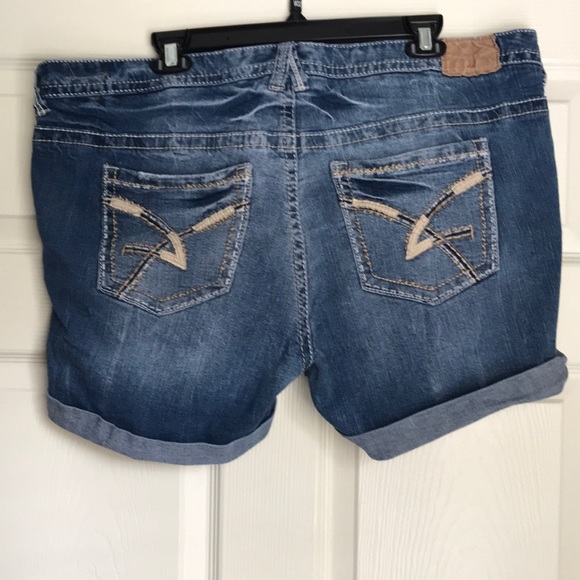 Blue jean shorts - Picture 2 of 3